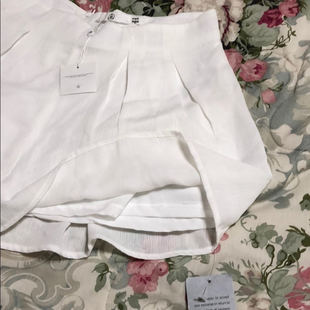 Fully lined white mini shorts!